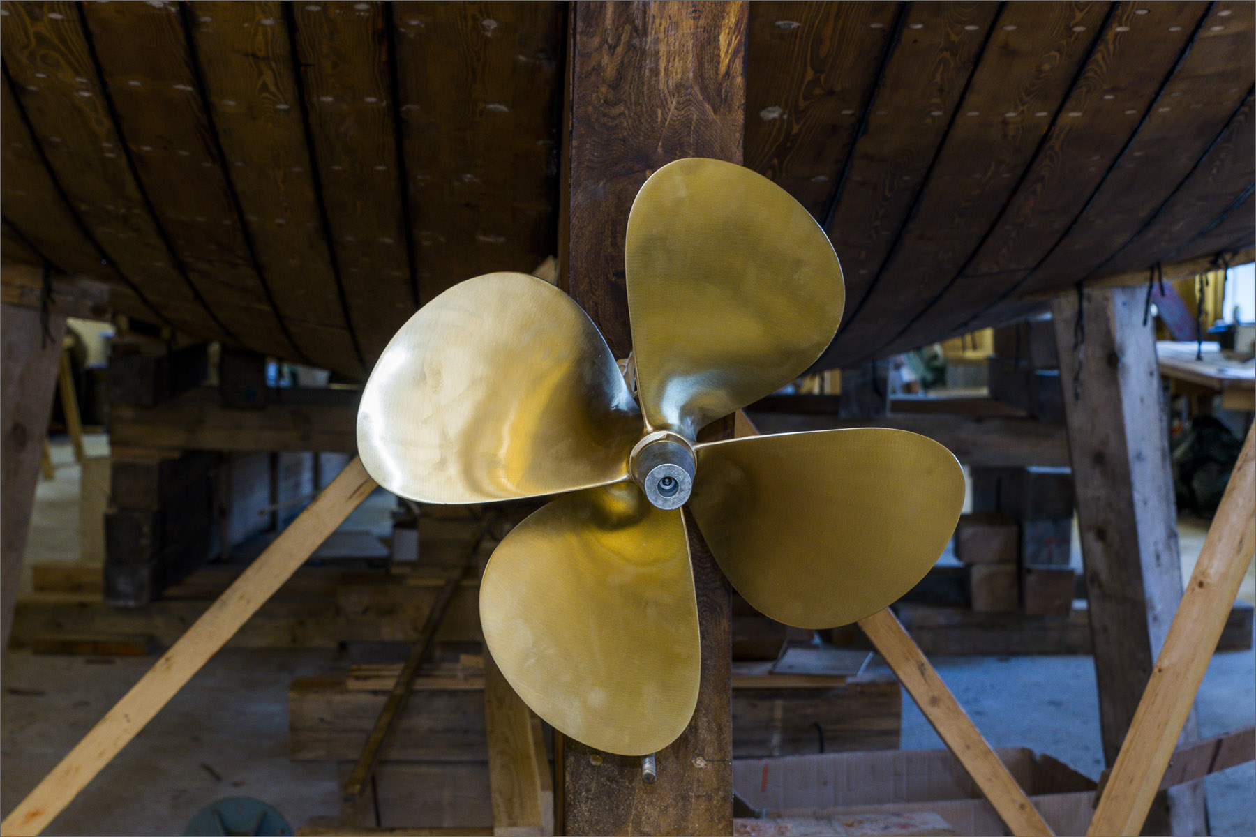 20141228-halulaev-010.jpg - Sügis-talv 2014. Triivimine, vaheseinte ehitus, sõukruvi paigaldus. Foto Mart Mõniste