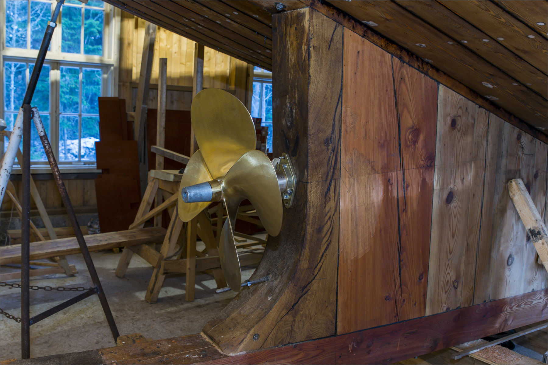 20141228-halulaev-015.jpg - Sügis-talv 2014. Triivimine, vaheseinte ehitus, sõukruvi paigaldus. Foto Mart Mõniste