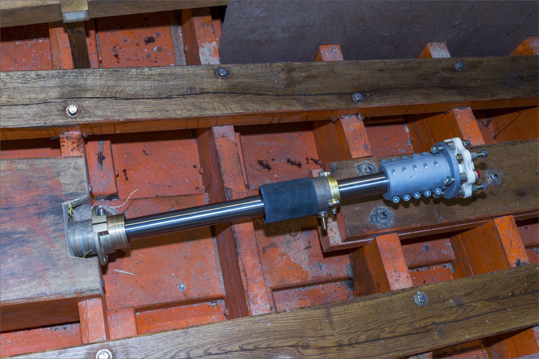 20141228-halulaev-030.jpg - Sügis-talv 2014. Triivimine, vaheseinte ehitus, sõukruvi paigaldus. Foto Mart Mõniste