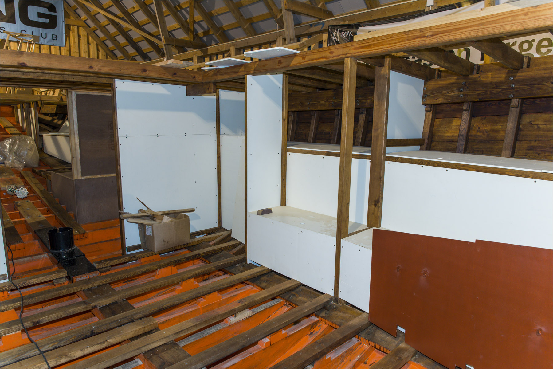 20141228-halulaev-033.jpg - Sügis-talv 2014. Triivimine, vaheseinte ehitus, sõukruvi paigaldus. Foto Mart Mõniste