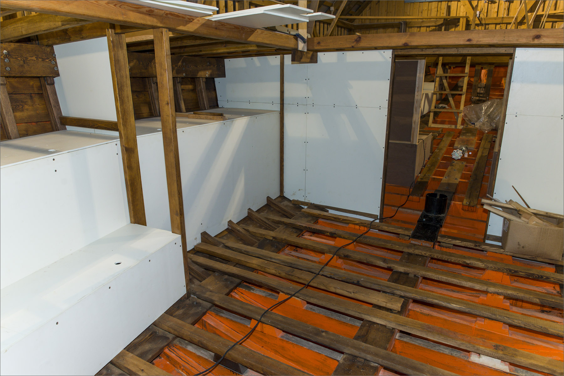 20141228-halulaev-034.jpg - Sügis-talv 2014. Triivimine, vaheseinte ehitus, sõukruvi paigaldus. Foto Mart Mõniste